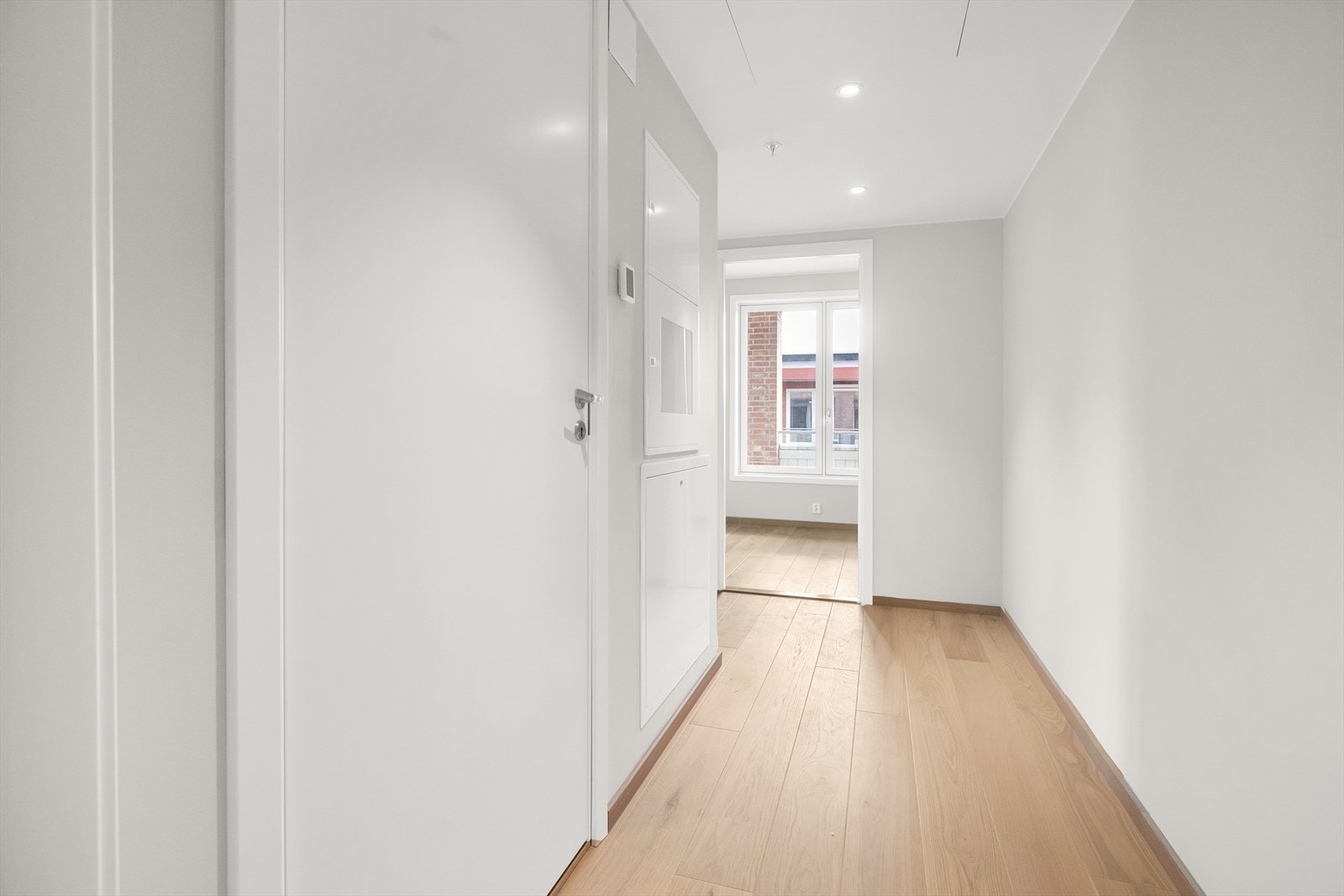 Meget tiltalende entré med lekker 1- stavs eikeparkett på gulv, som gir et godt førsteinntrykk av leiligheten. Rommet er ellers utstyrt med vannbåren gulvvarme, LED-downlights med dimmer og port-telefon Galleribilde