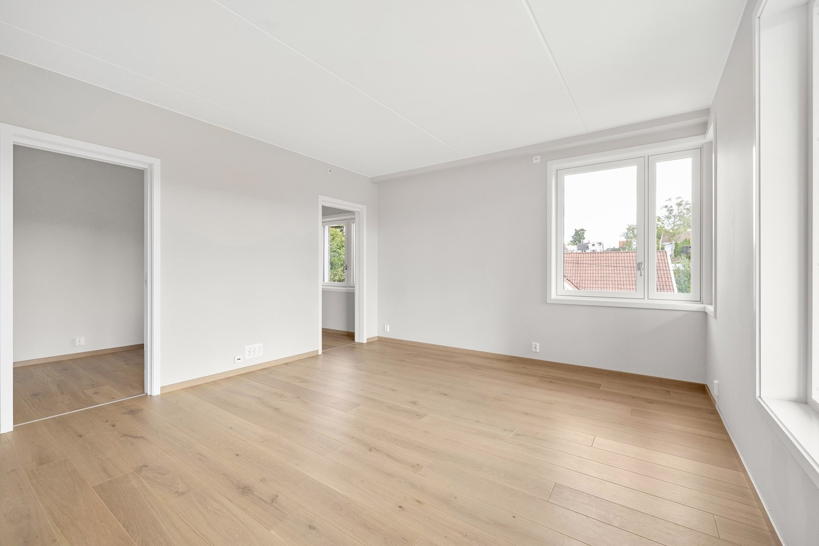 Fra entréen er det adkomst til en delikat og luftig stue med 1- stavs eikeparkett på gulv Galleribilde