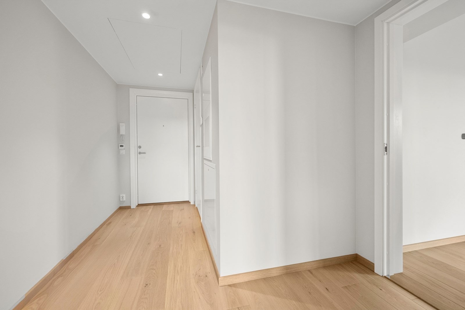 I entréen er det god plass til sko og klesoppheng Galleribilde