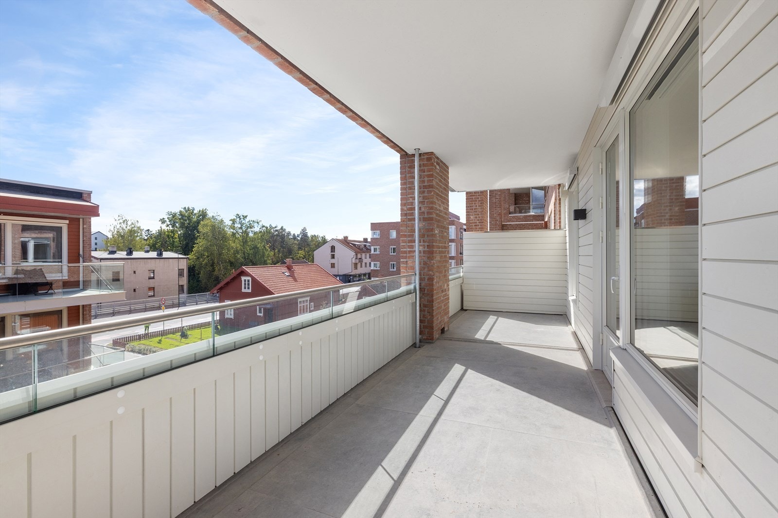 Fra stuen/kjøkkenet er adkomst til en romslig og overbygd balkong på ca. 16,5 kvm Galleribilde