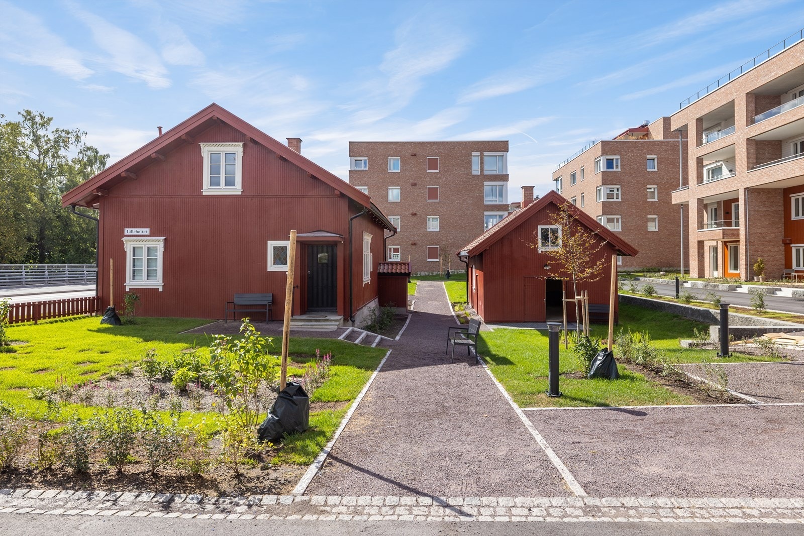På fellestomten ligger det historiske bygget Lilleholtet, bevart som et hyggelig samlingspunkt for beboerne. Lokalet kan leies til ulike feiringer og arrangementer. Ved siden av Lilleholtet ligger et mindre bygg med smøre- og sykkelbod for beboerne Galleribilde