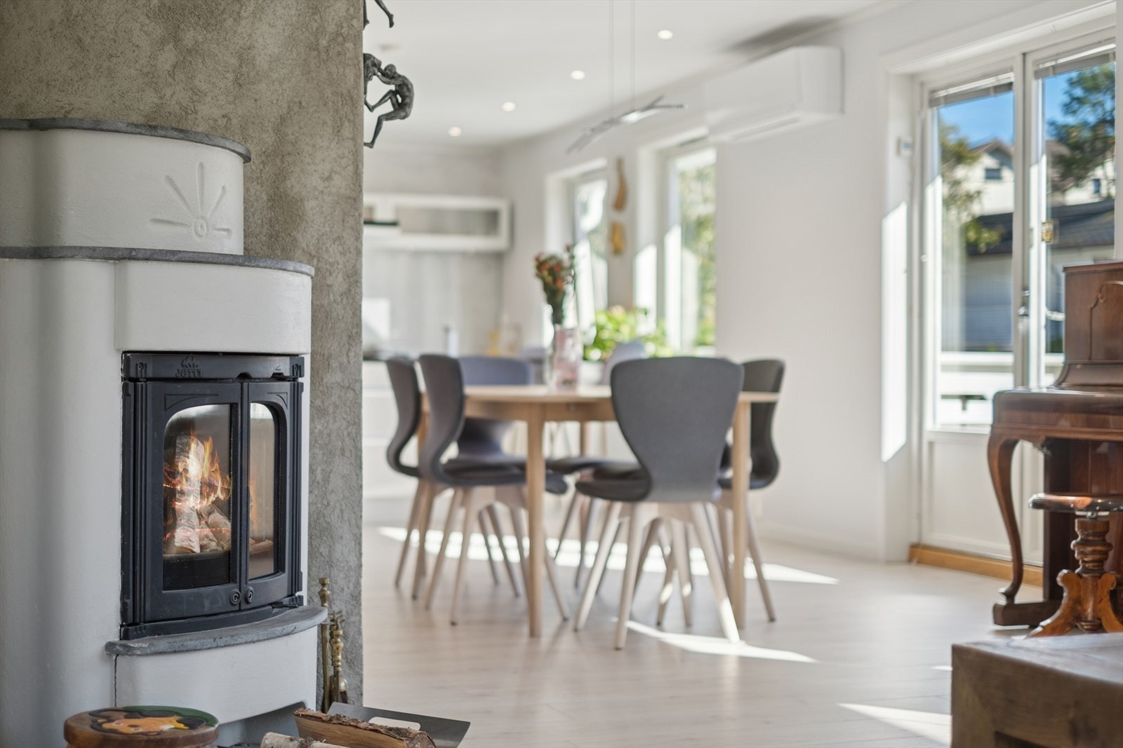 Det er montert en peisovn for hygge og varme på kalde dager. Galleribilde