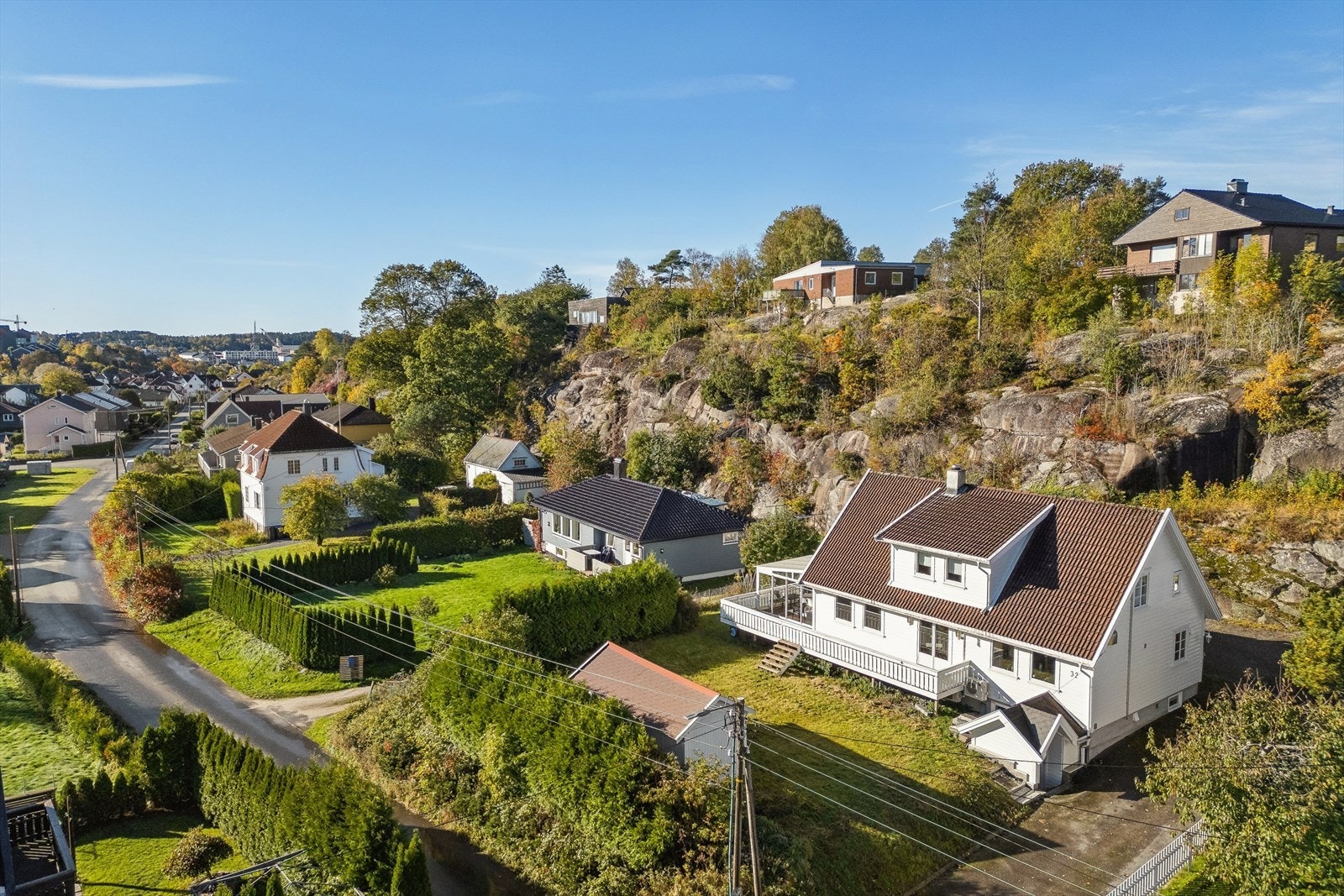 En innholdsrik og familievennlig enebolig over tre plan, oppført i 1988. Galleribilde