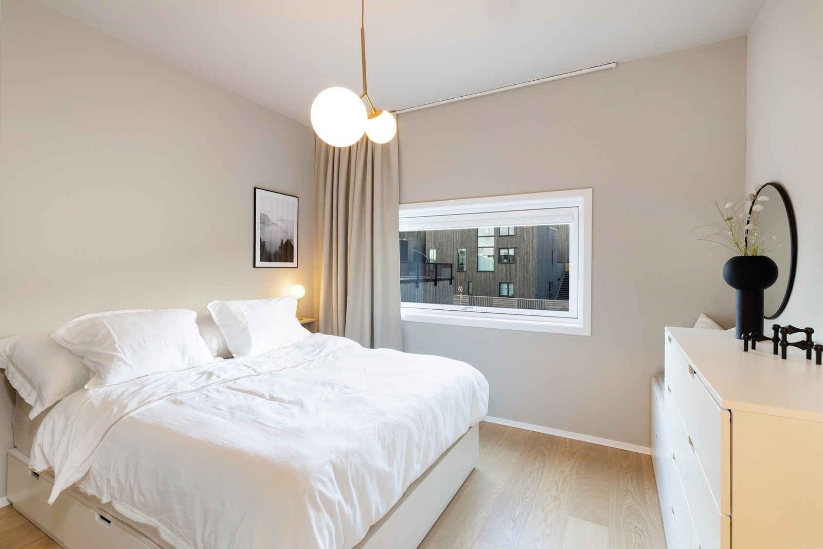 I etasjen er det også en egen "fløy" med et lekkert flislagt baderom, soverom og walk-in garderobe/ kontor. Hovedsoverommet har plass til stor seng med tilhørende møblement. Galleribilde