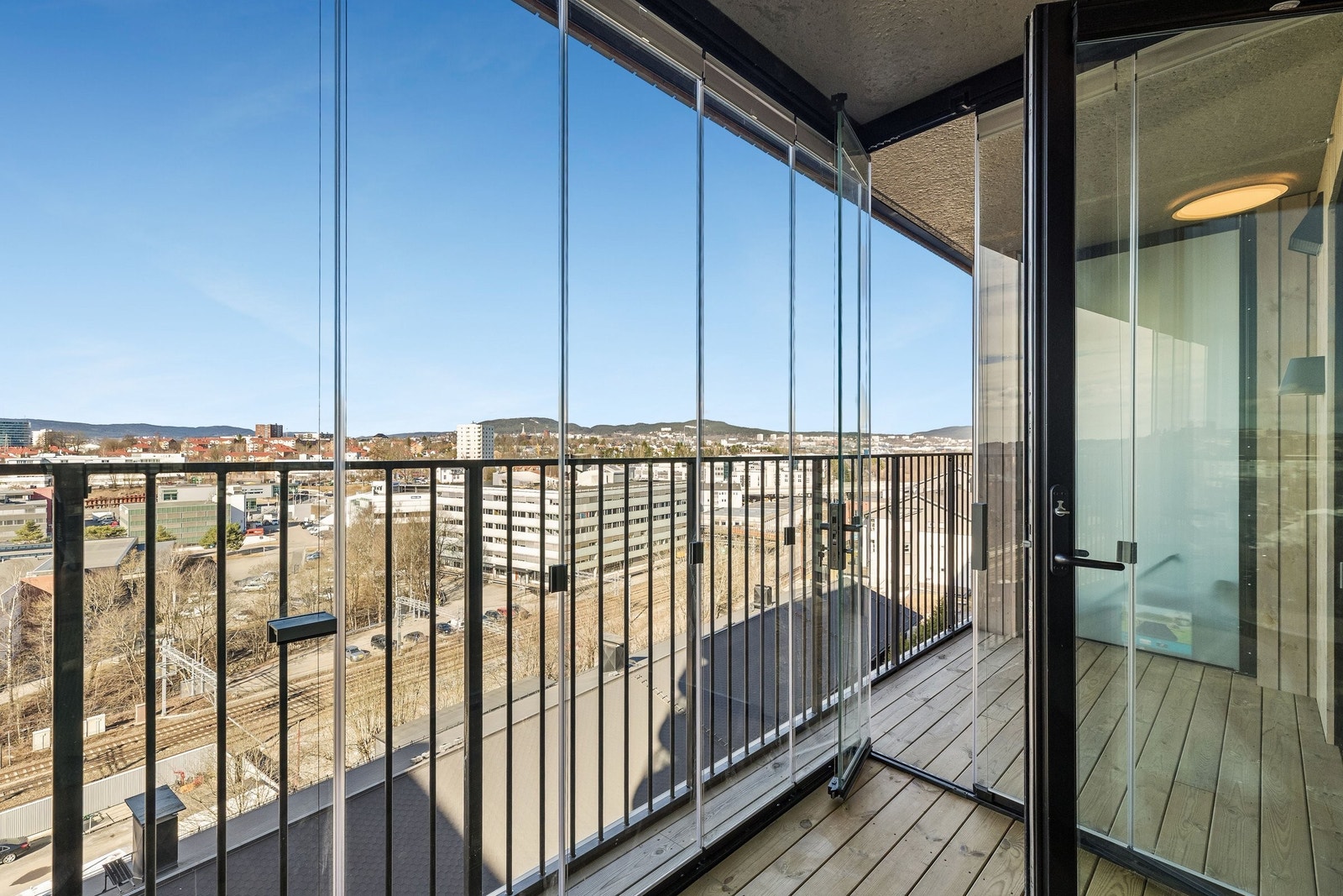 Romslig balkong – delvis innglasset for bruk store deler av året Galleribilde