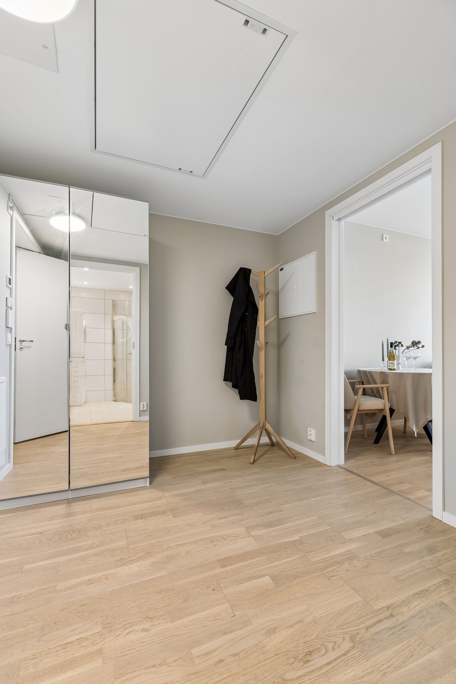 Romslig entré med plass til garderobeskap Galleribilde