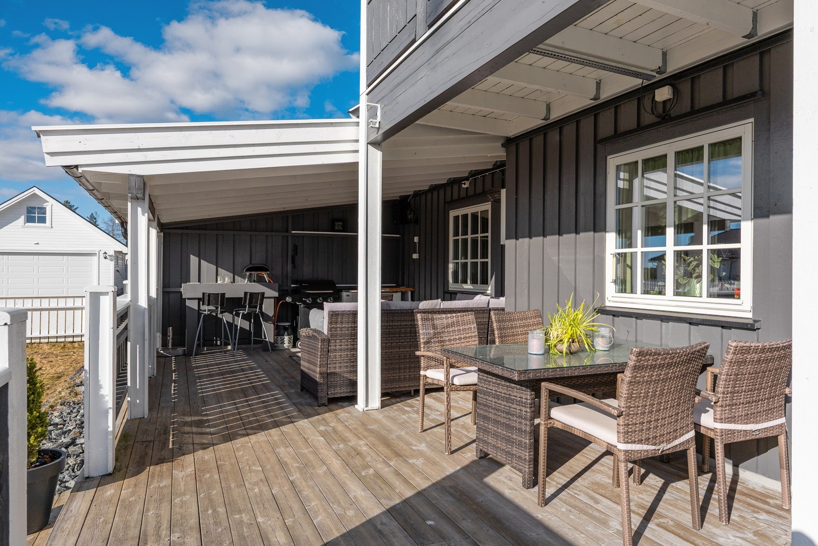 Den store terrassen har god plass til flere utegrupper og grill. Galleribilde