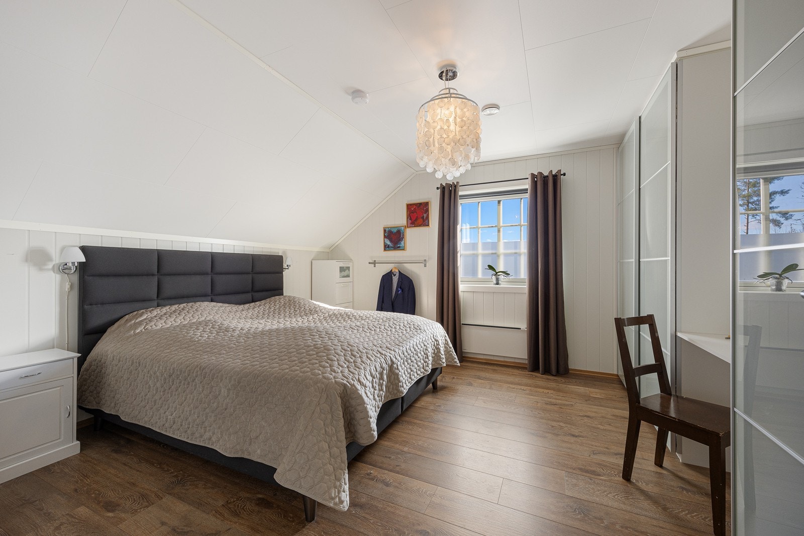 Tre soverom ligger samlet i 2. etasje - praktisk hvis man har små barn. På hovedsoverommet er det to skyvedørsgarderober og god plass til dobbeltseng og tilhørende møblement. Galleribilde
