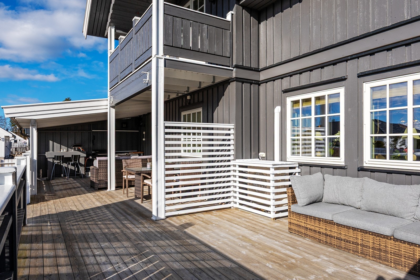Fra stuen er det utgang til en stor, romslig terrasse med god plass til flere utegrupper og grill. Galleribilde