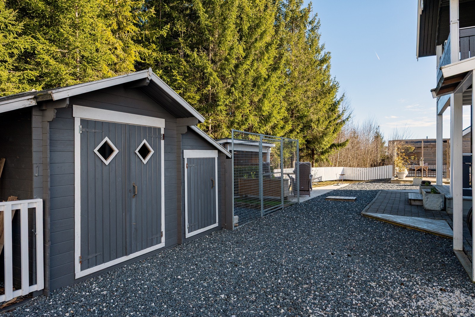 På inngangssiden har gårdsrommet steinheller, sykkelskur og bi-inngang til vaskerommet. Galleribilde