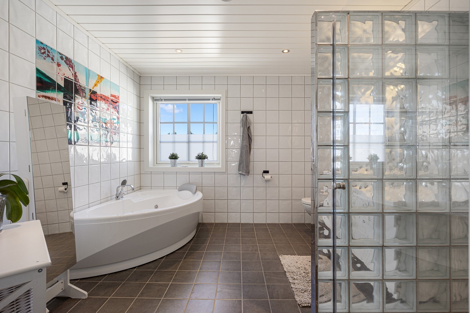 Begge badene har lun varme i gulvet og badet i 2. etasje har et boblebadekar i hjørnet. Galleribilde