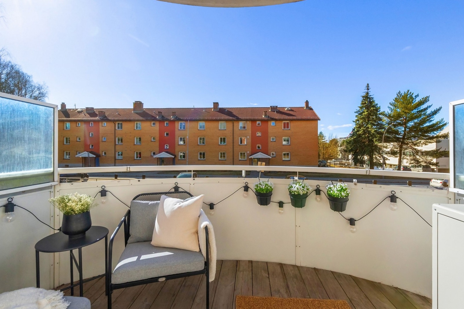 Fra stuen er det utgang til en solrik, vestvendt balkong på ca. 6,3 kvm. Balkongen har god plass til sittegruppe og grill, og er den perfekte forlengelse av stuen på sommerhalvåret Galleribilde