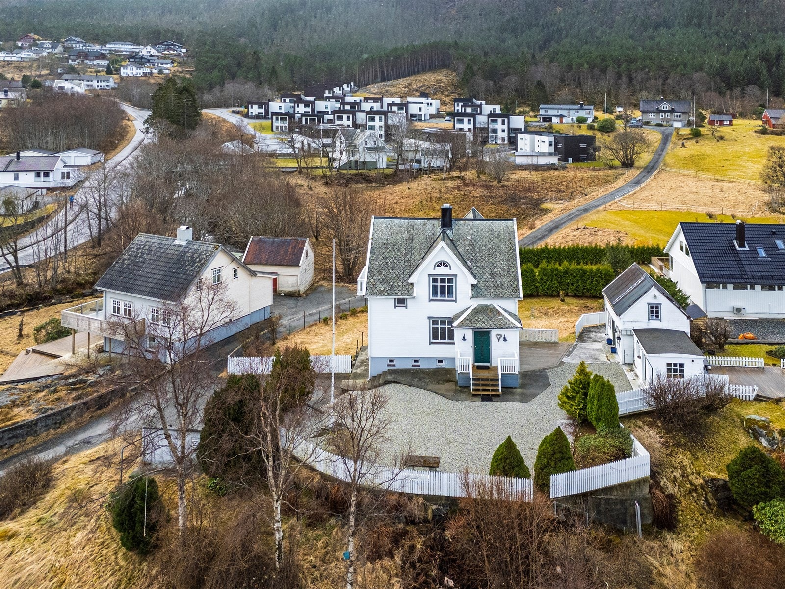 Dette er en sjarmerende eiendom med stort og fint uteområde Galleribilde