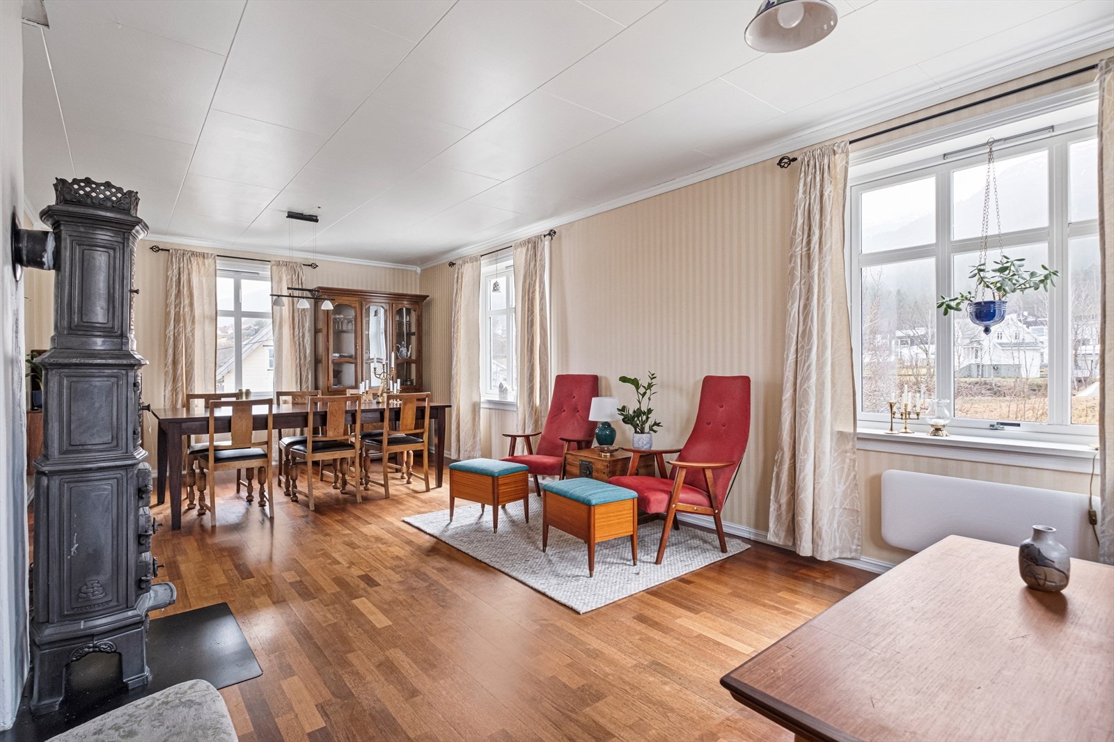 I første etasje er det gang, stue og kjøkken Galleribilde