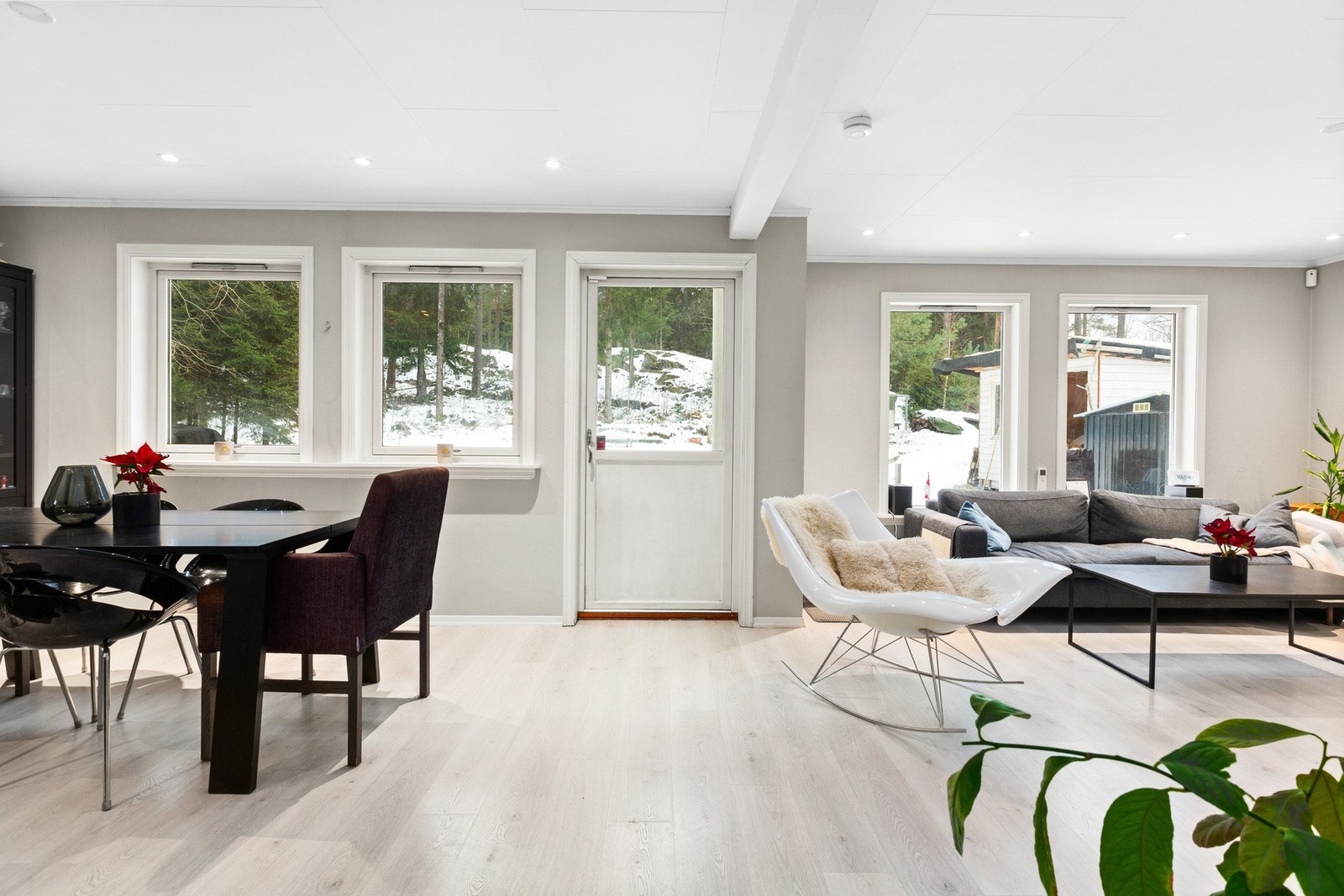 Stue med åpen utgang til terrasse og hage Galleribilde