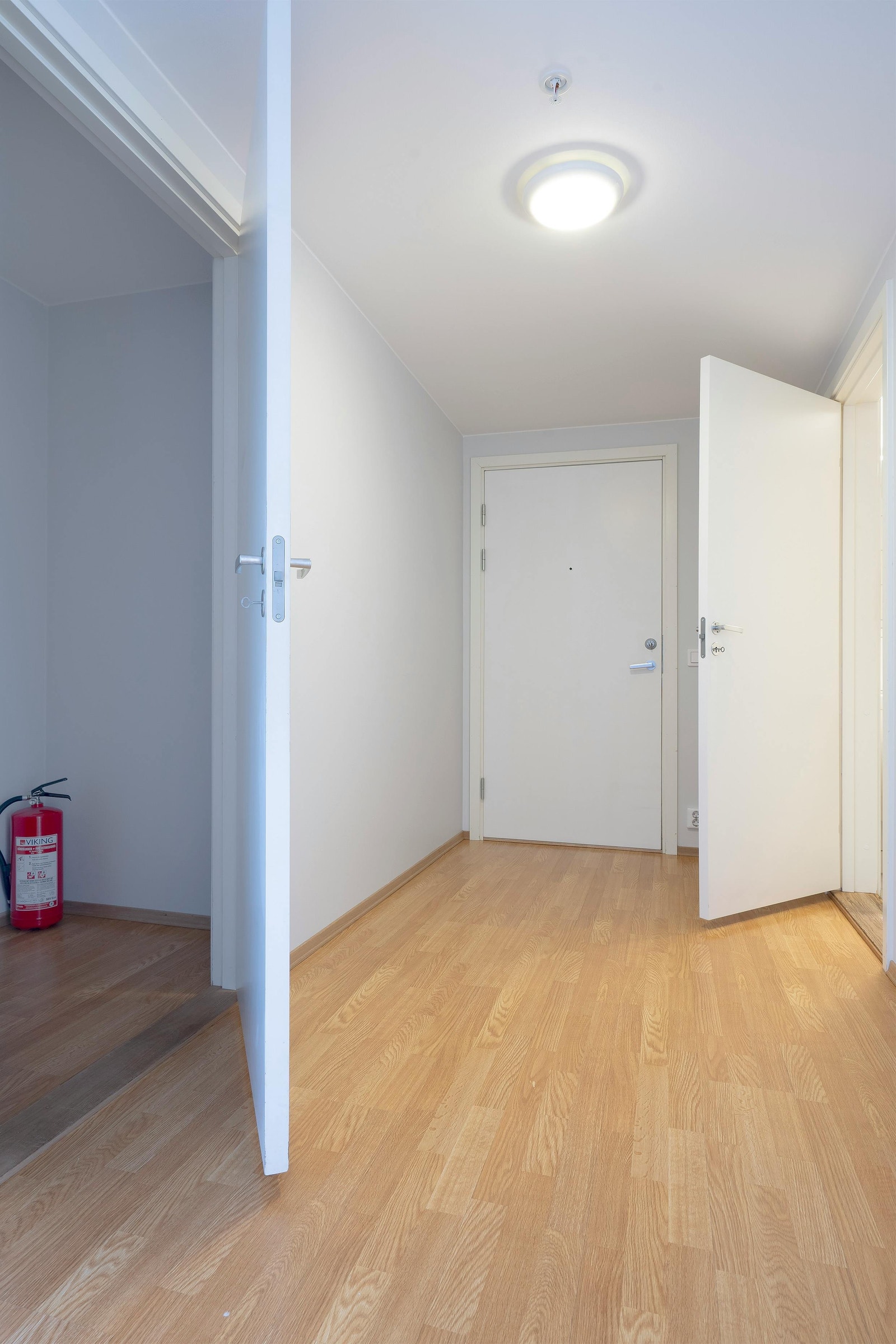Stor gang med innvendig bod i tillegg til bod i kjeller Galleribilde