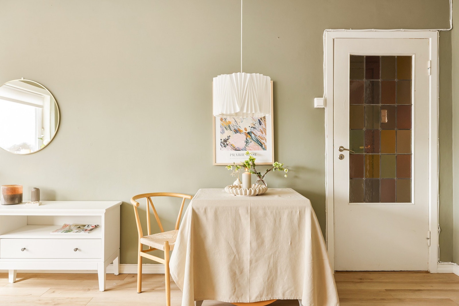 I stuen er det rikelig med plass til både spisebord, og en stor sofagruppe Galleribilde