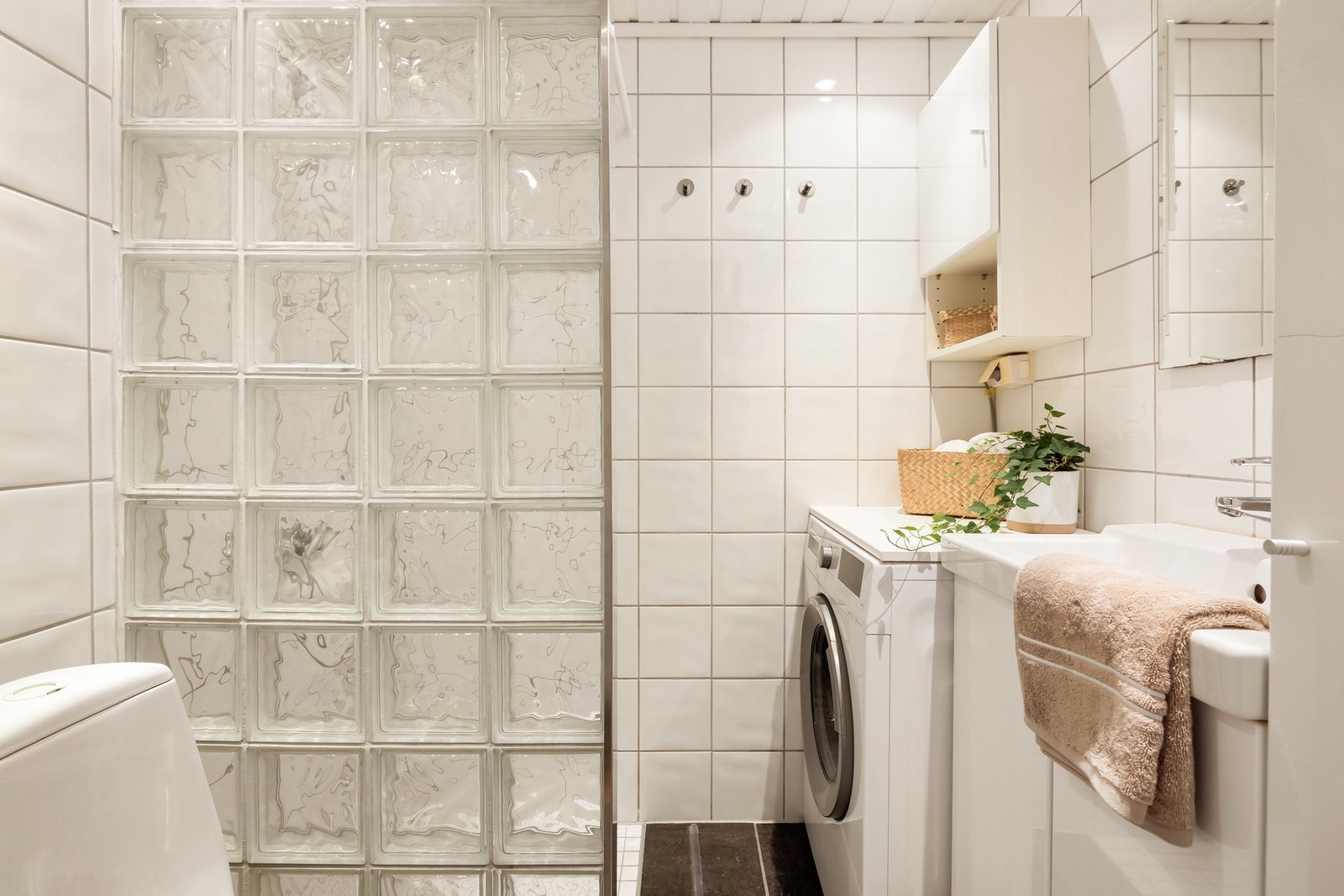Badet i leiligheten ble oppgradert ifbm. rørfornying i akjselaget i 2021 Galleribilde