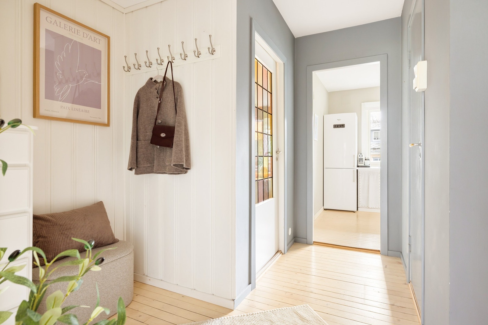 Entréen er lys og romslig med god plass til lagring av sko og yttertøy Galleribilde