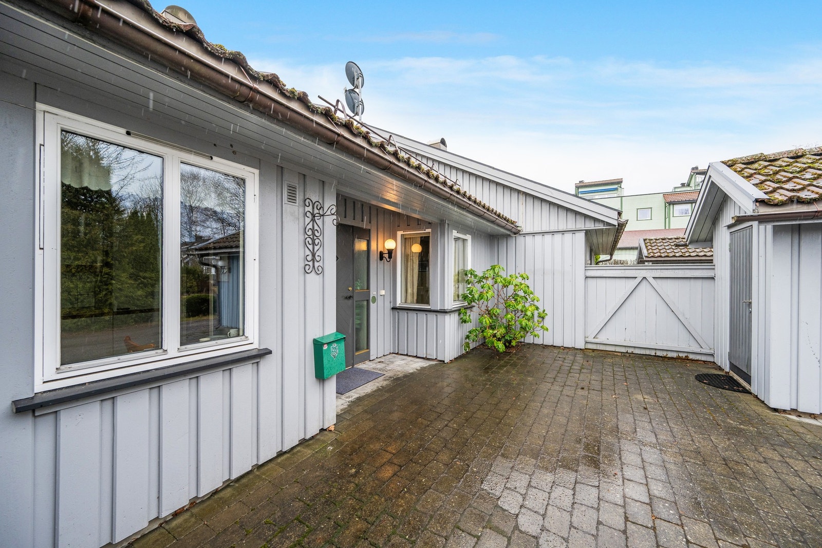 Mens her ser vi uteplassen ved inngangspartiet Galleribilde