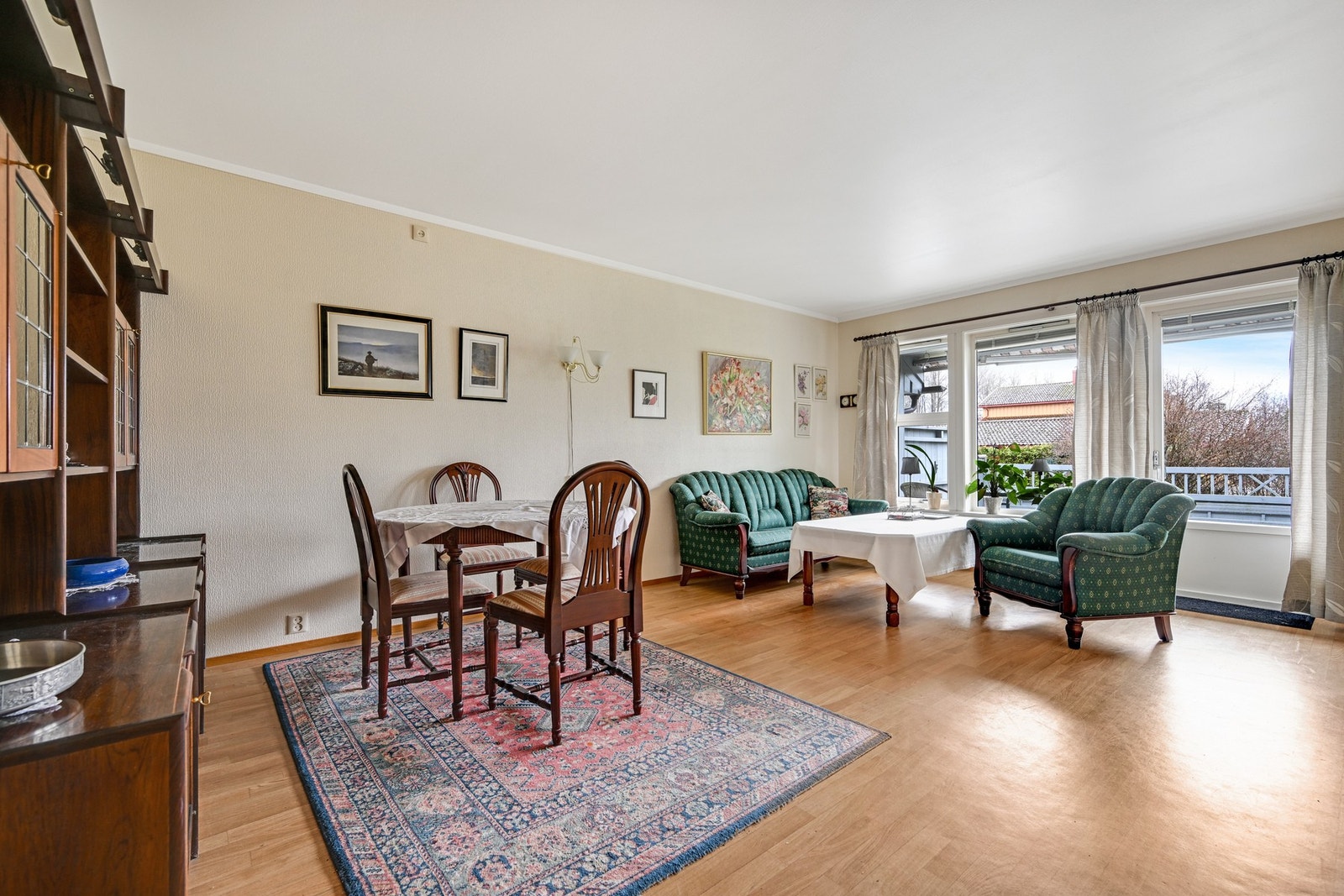 I den lyse stua er det god plass for både spisestue og sofa Galleribilde