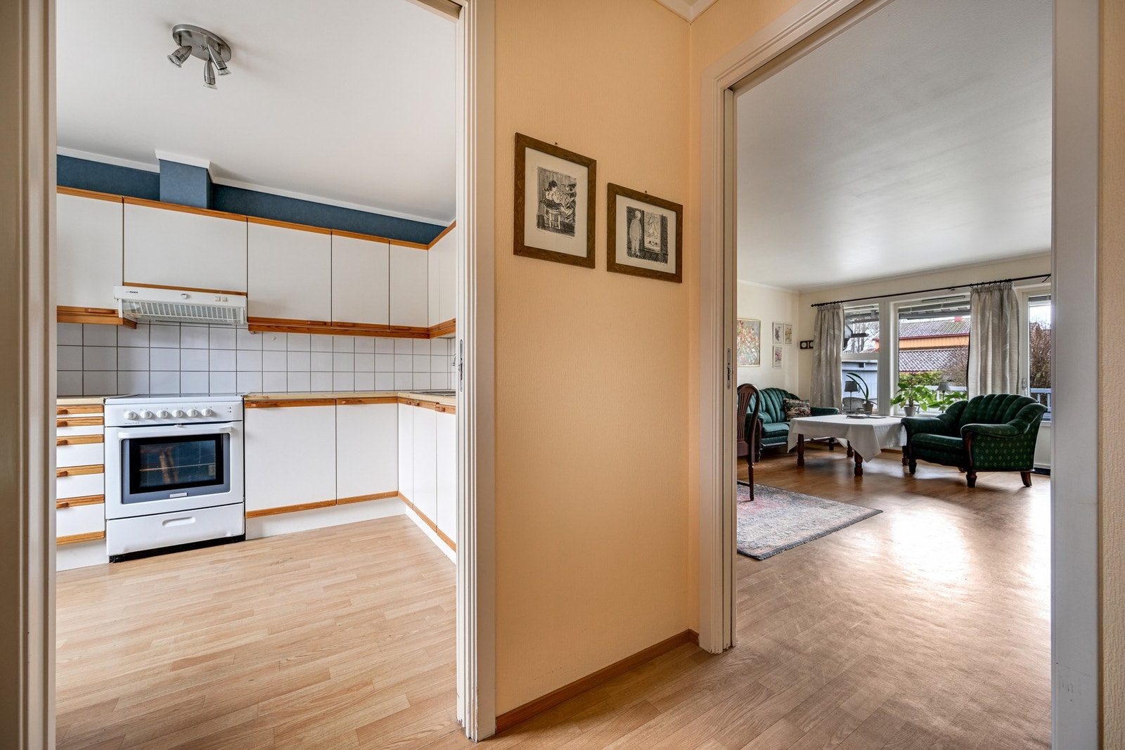 Som vi ser på bildet så ligger stua vegg i vegg med kjøkkenet Galleribilde