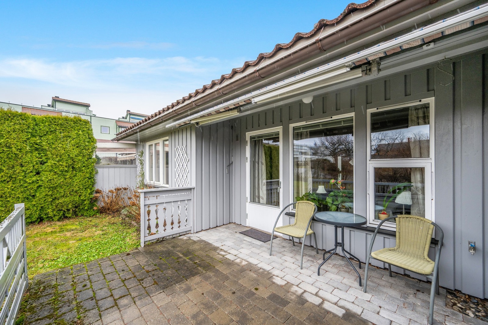 En stor, steinsatt og lun terrasse mot syd Galleribilde