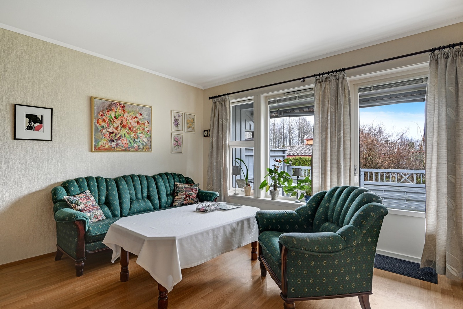 Fra stua er det utgang til boligens terrasse Galleribilde
