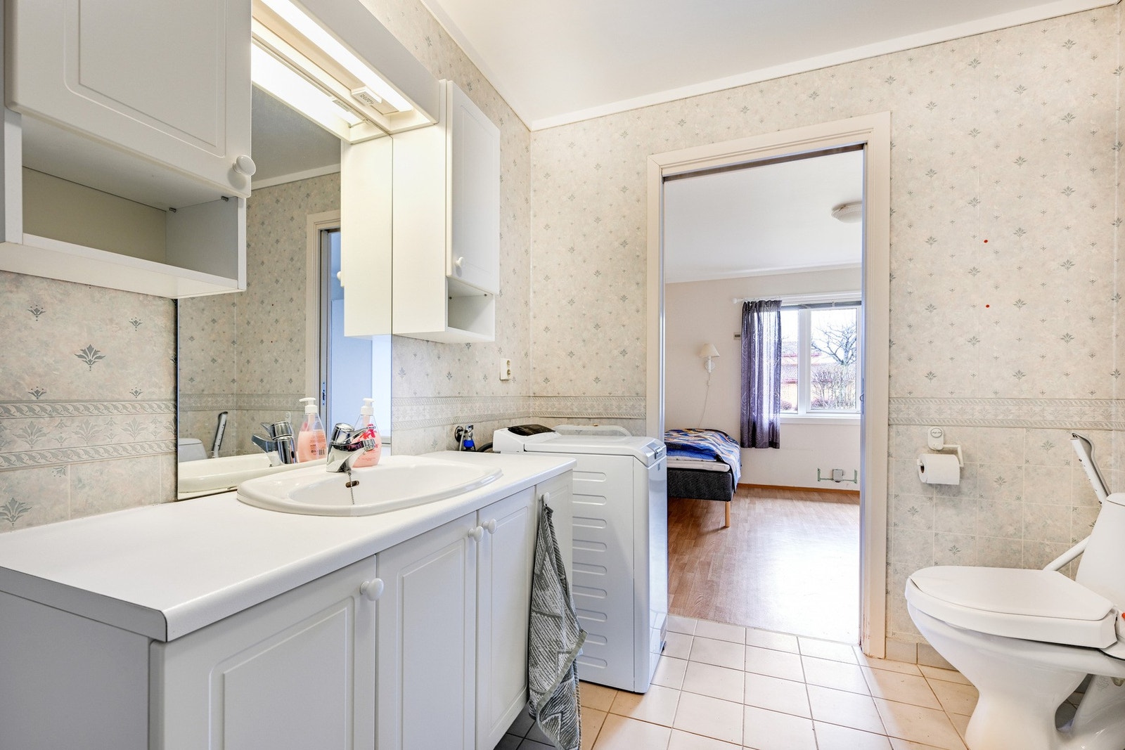Det er opplegg for vaskemaskin på badet Galleribilde