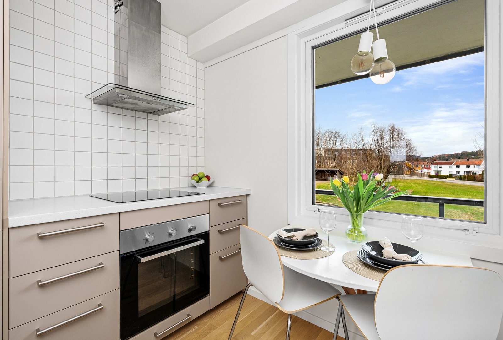 - Kjøkkeninnredningen er fra 2019 med trefiberfronter og laminert benkeplate - Galleribilde