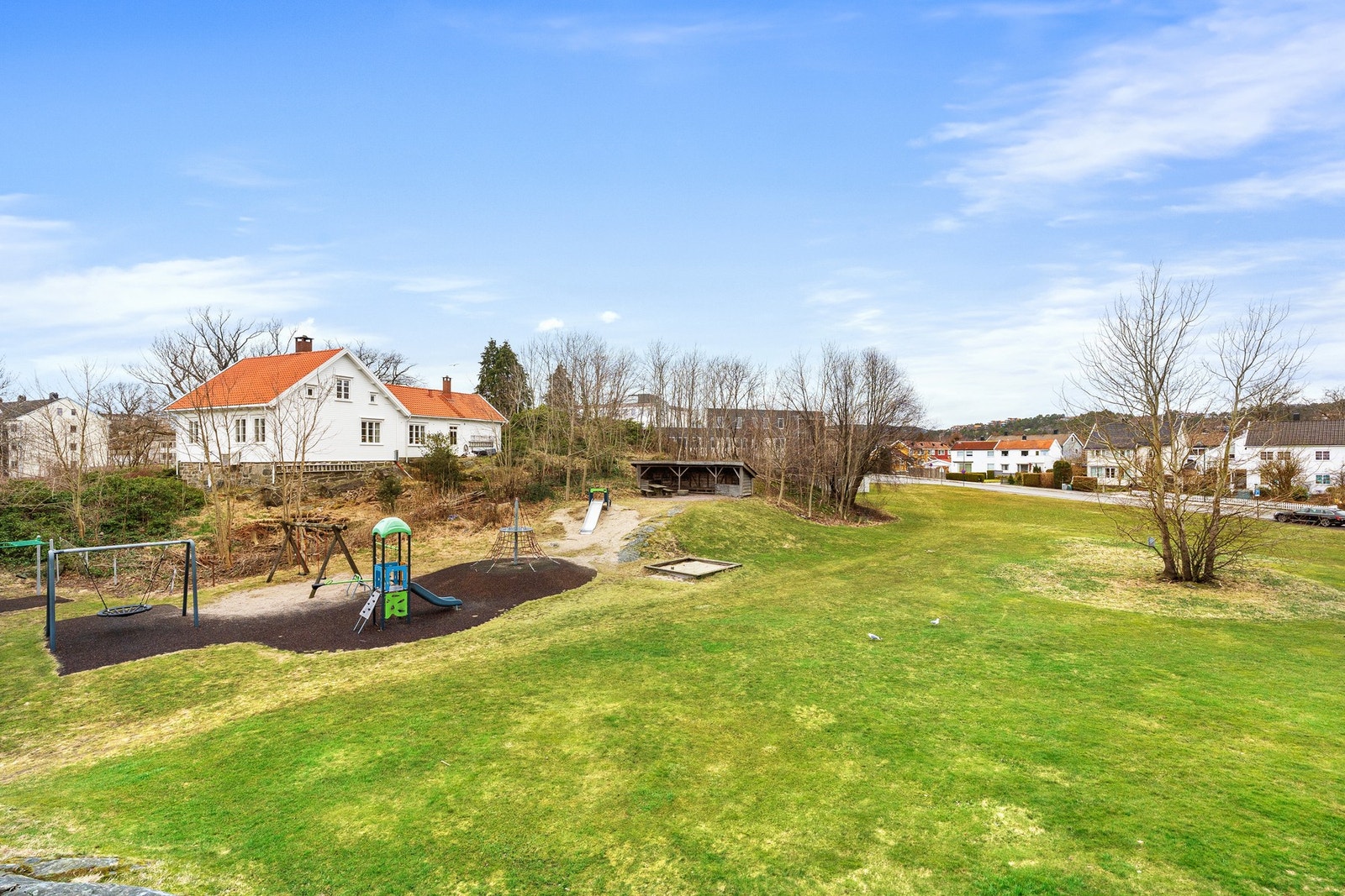 - Herlig og fint grøntområde man har utsikt til fra egen balkong - Galleribilde