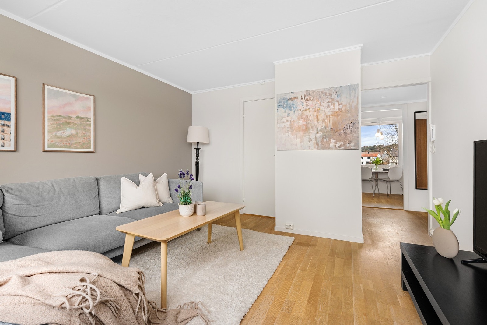 - Hyggelig sofa og TV-krok | Fin kontrastvegg malt i moderne fargevalg - Galleribilde