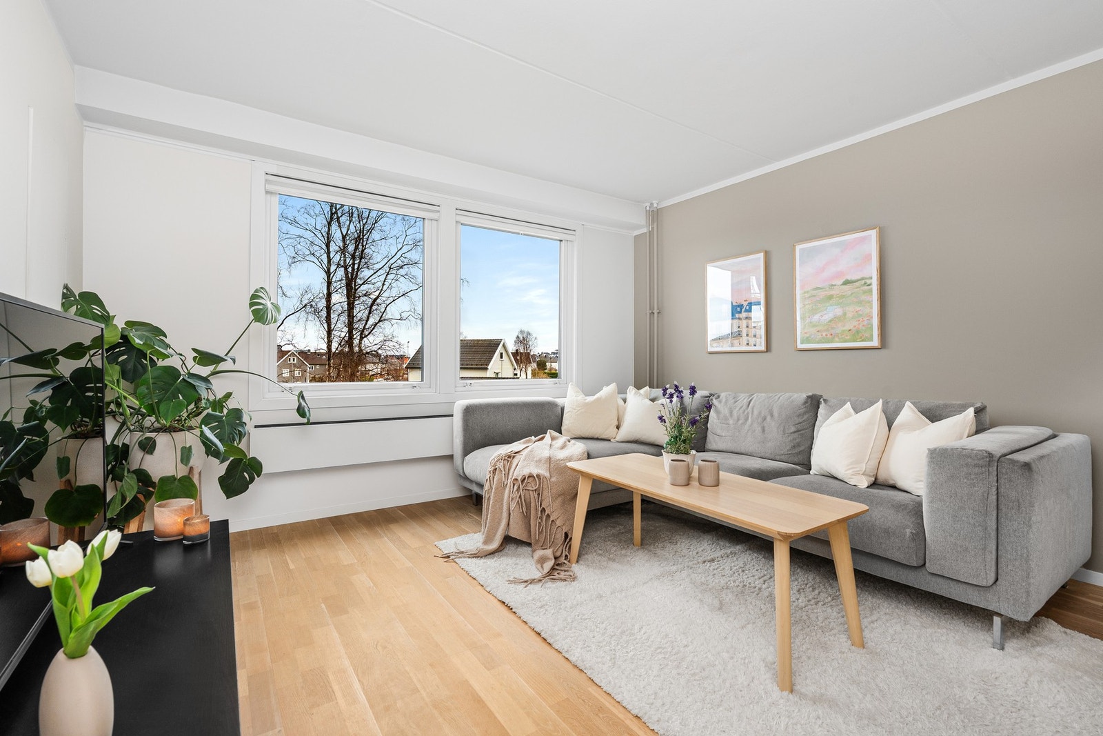 - Fin stue med store vindusflater som skaper godt og naturlig lysinnslipp - Galleribilde