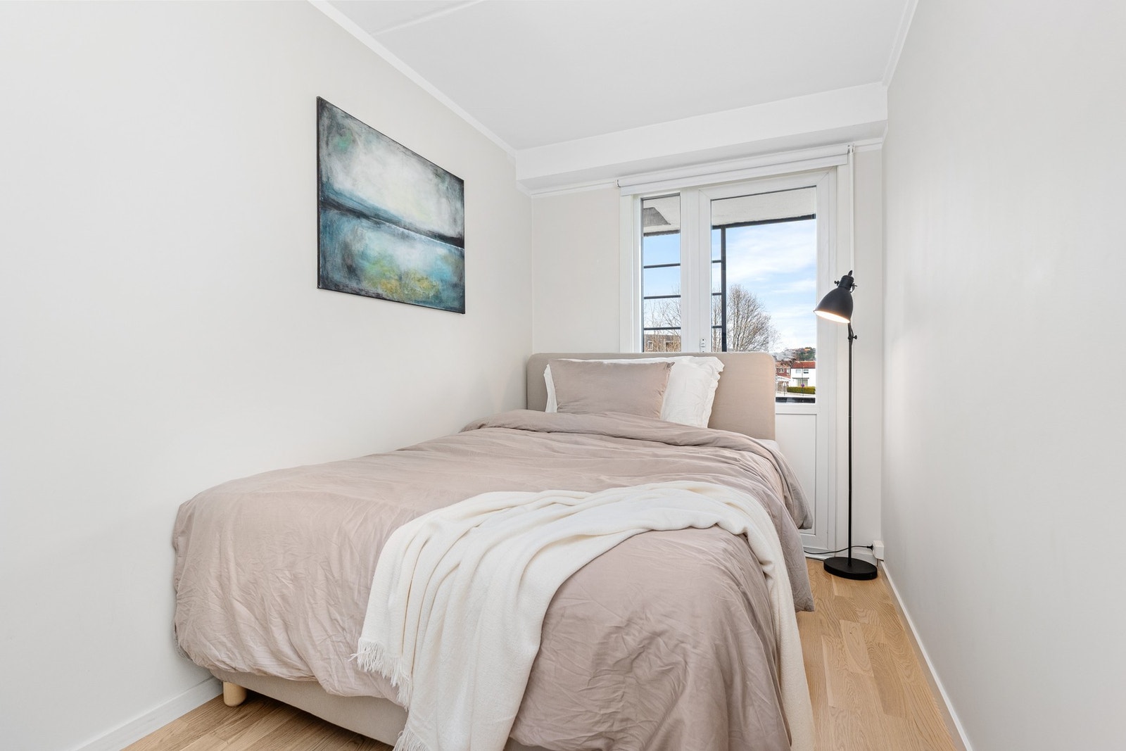 - Soverom med plass til garderobeskap | Sengen er 140cm - Galleribilde