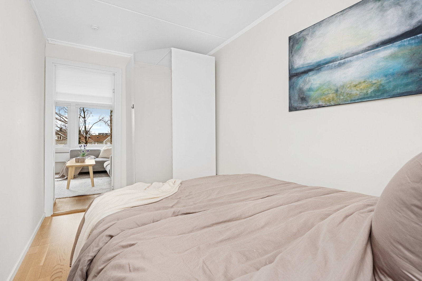- Fra soverommet er det også utgang til egen... Galleribilde