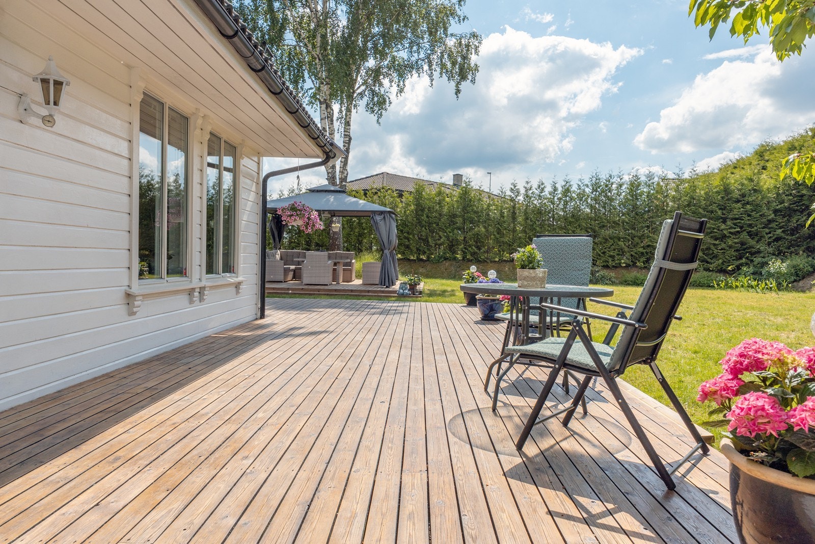 Utenfor boligen er det en romslig vinkelterrasse mot sør og vest. Galleribilde