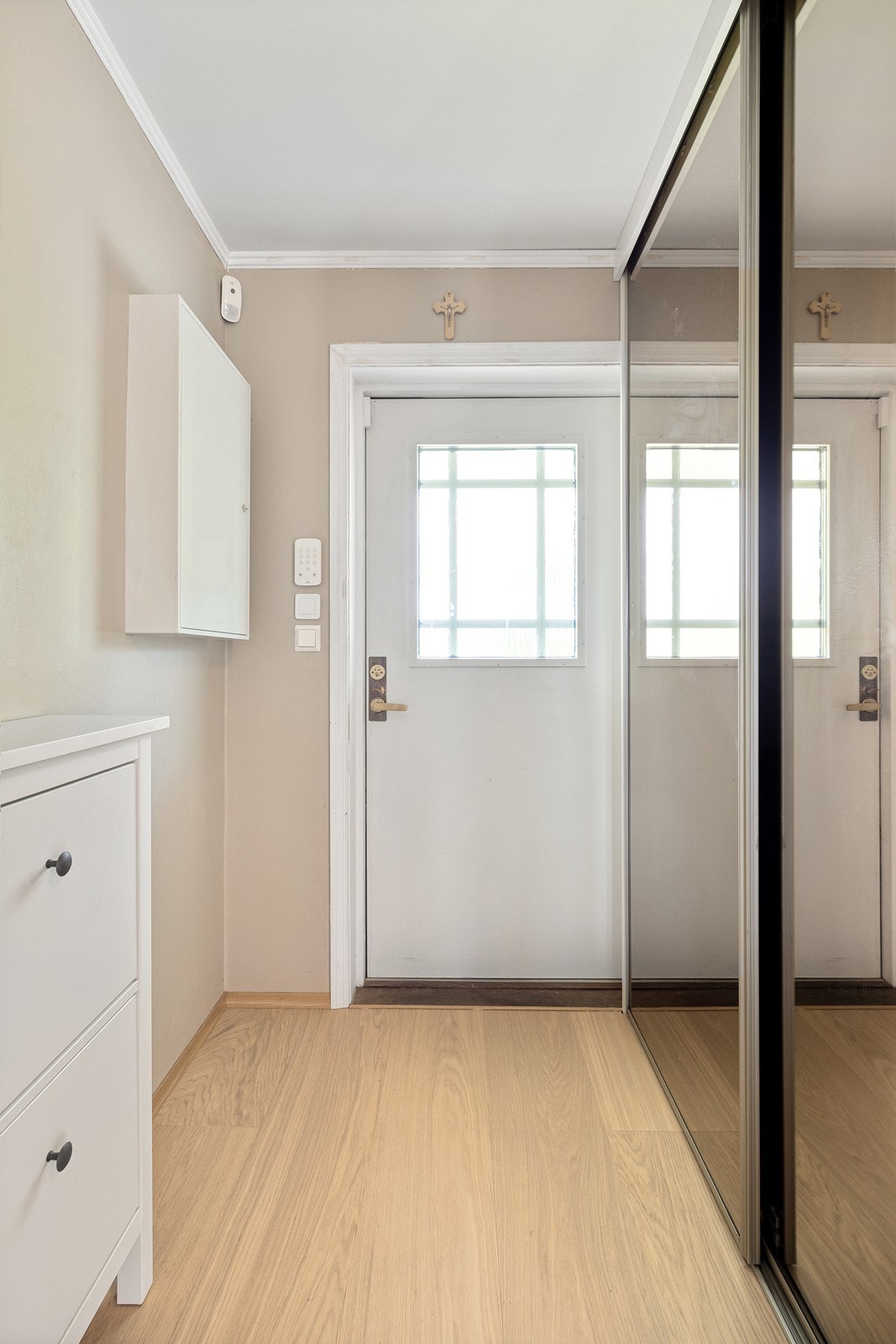 I entreen er det plass til yttertøy i en skyvedørsgarderobe. Entreen har også skoskap. Galleribilde