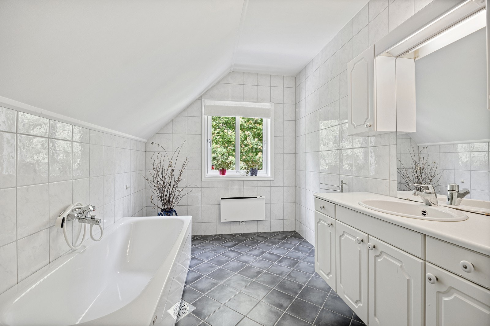 Badet har mekanisk avtrekk, og vinduet gir ekstra luftemuligheter. Galleribilde