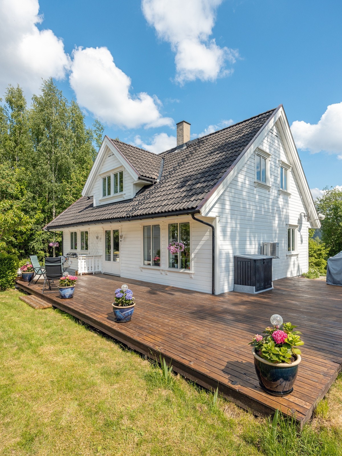 Eiendommen ligger idyllisk til innerst i en blindvei. Galleribilde