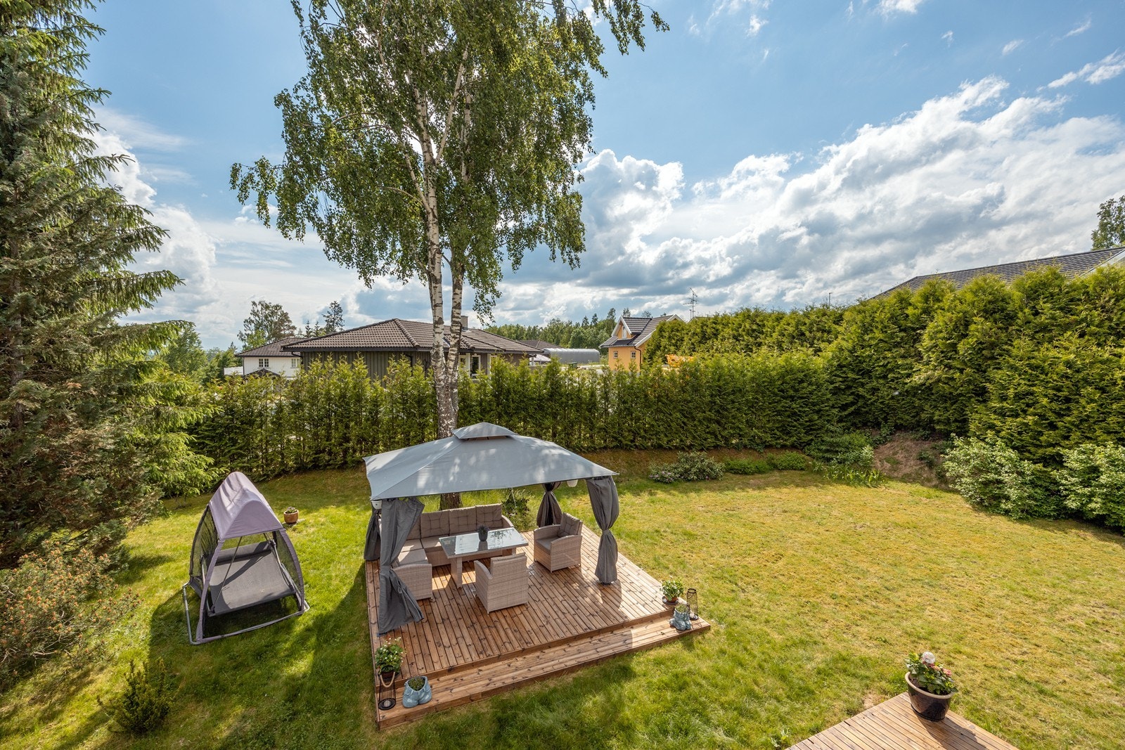 I hagen er det ytterligere en terrasseplatting -perfekt for sittegruppe og pergola. Galleribilde