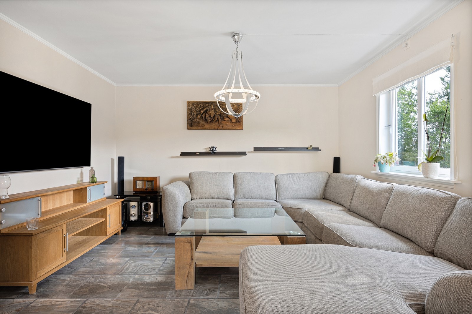 Stuen har god plass til stor sofaløsning. Galleribilde