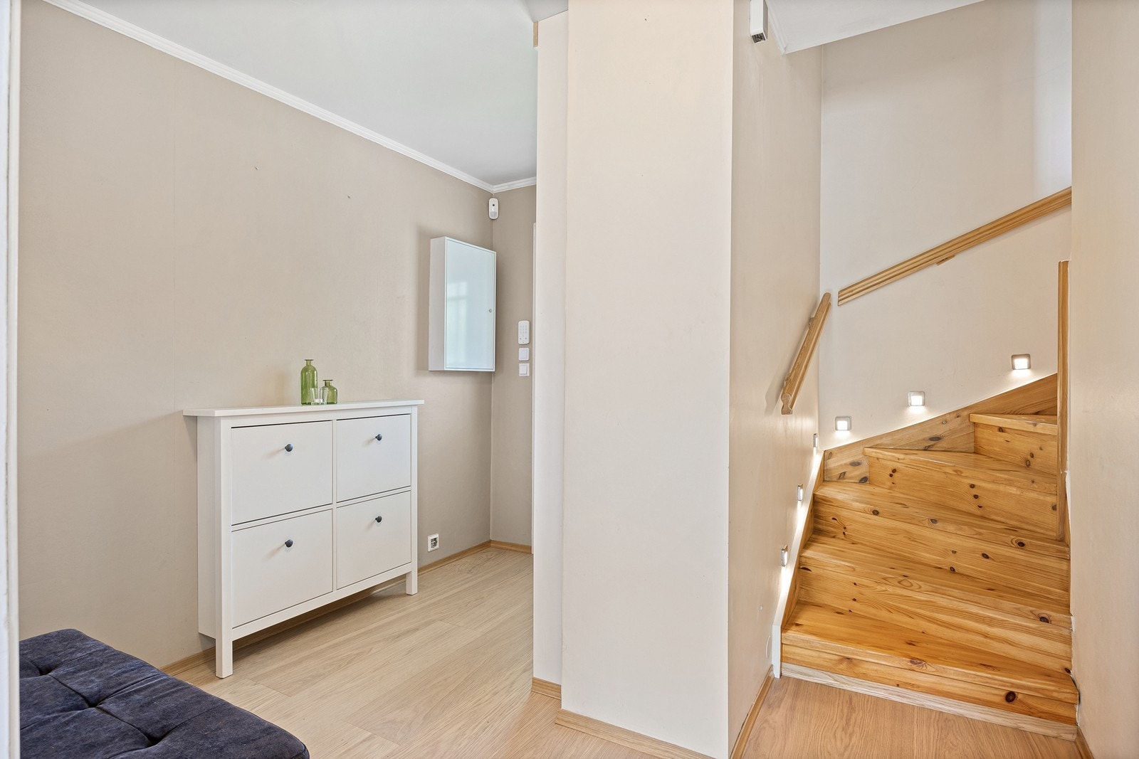 I 2023 ble trappen lakkert og det ble montert belysning. Galleribilde