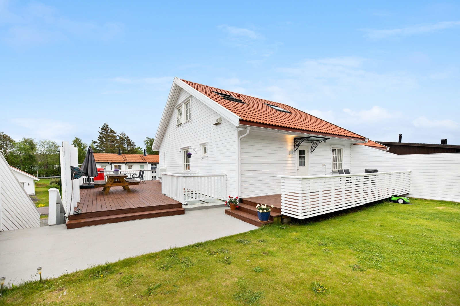 Boligen har fine utefasiliteter og gode solforhold. Galleribilde