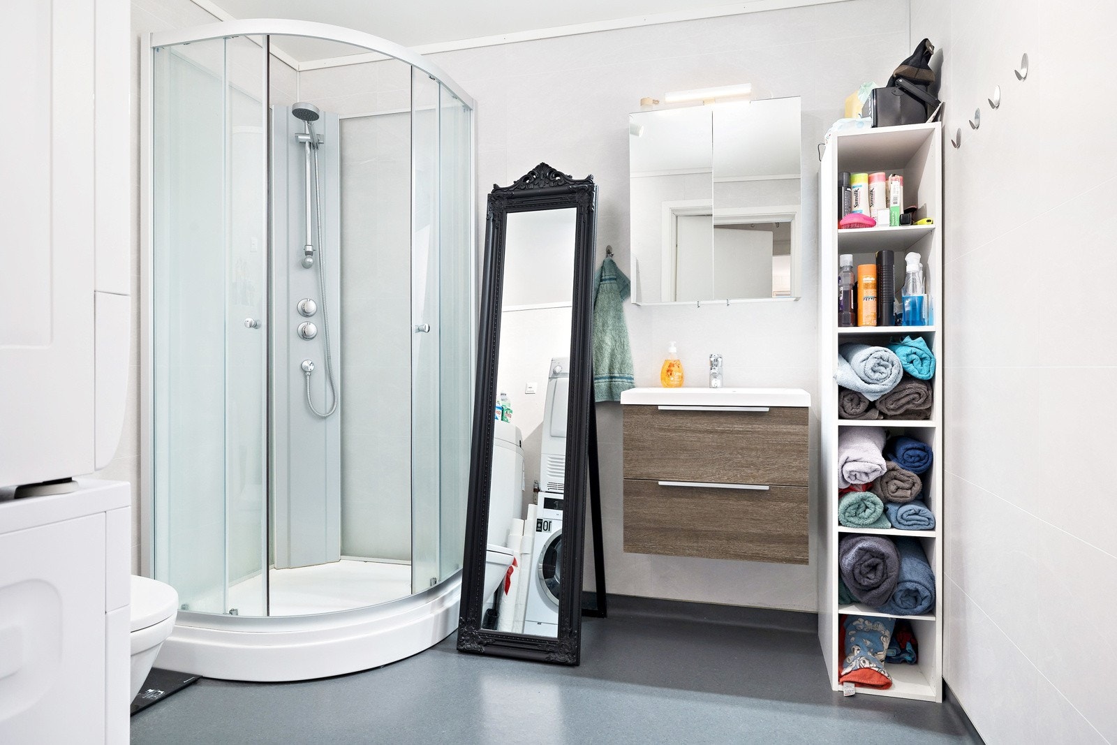 Badet i hybelen har opplegg for vaskemaskin. Veggene har våtromsplater med flismønster. Alle tre bad har gulvvarme. Galleribilde