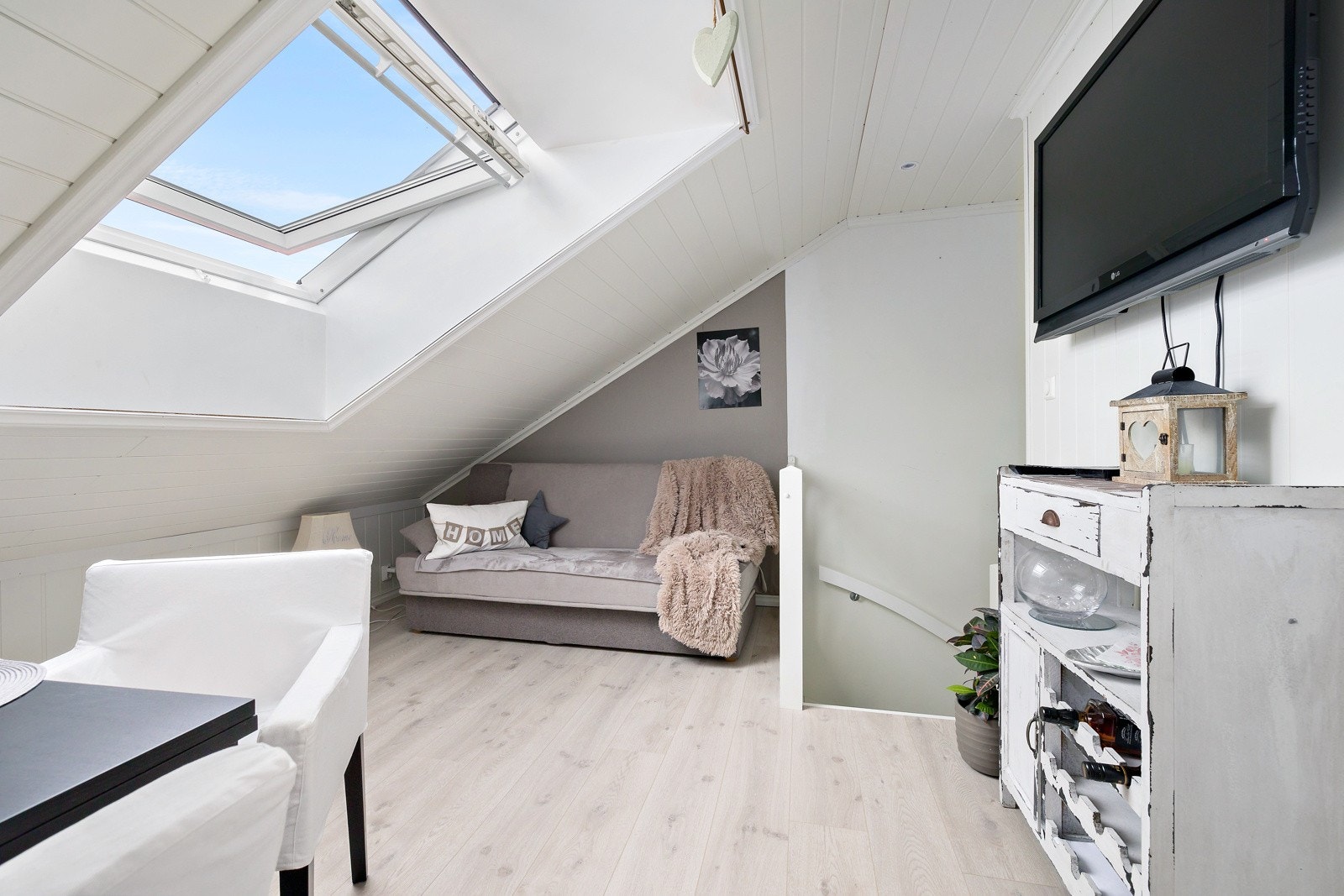 I andre etasje har boligen en lys, trivelig loftstue utenfor to av soverommene. Galleribilde