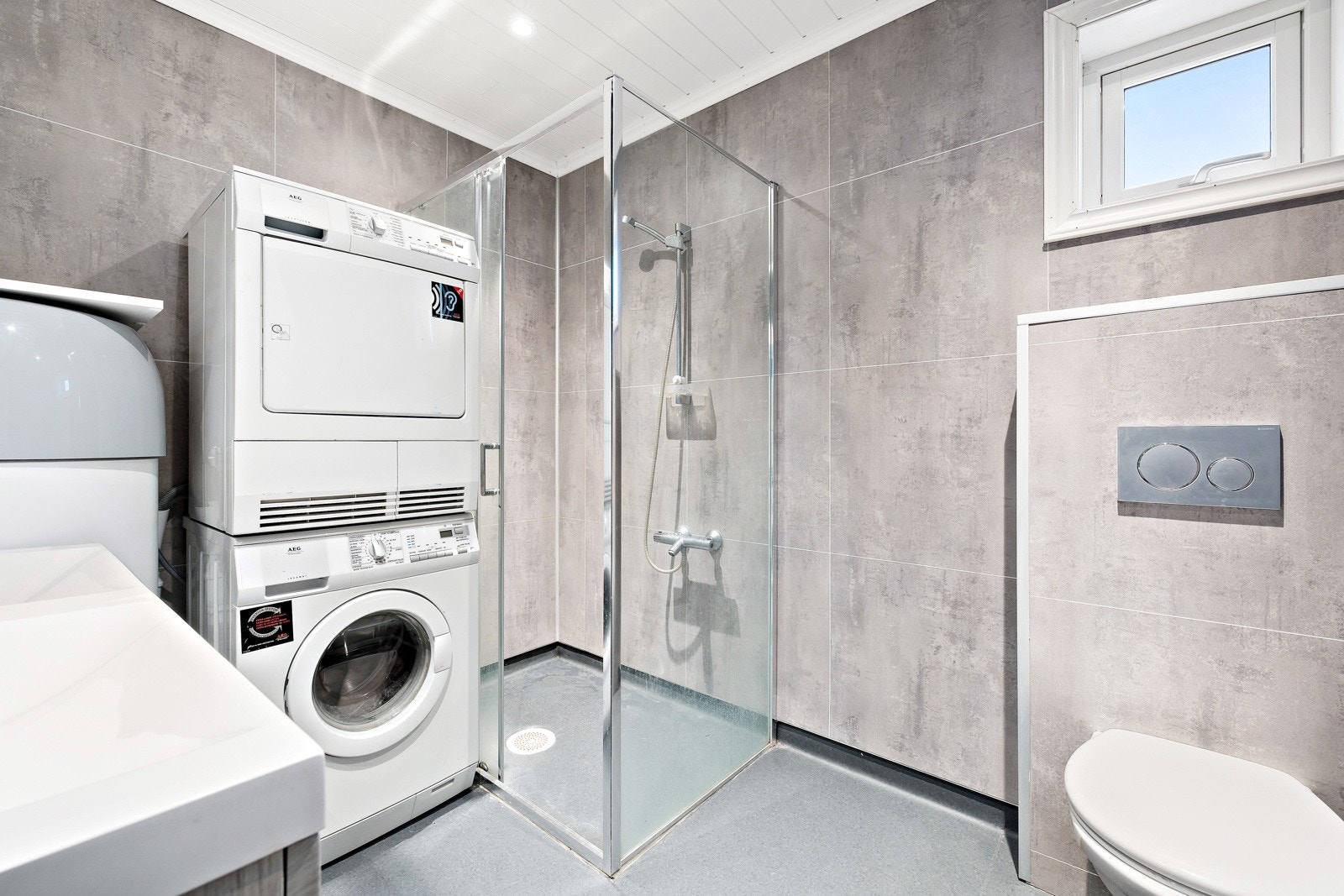 I badet i første etasje er det opplegg for vaskemaskin og tørketrommel. Veggene har våtromsplater med flismønster. Galleribilde