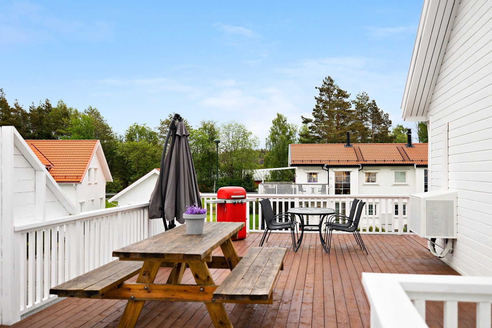 Denne terrassen er øst- og nordvendt, og ligger som tak over garasjen. Galleribilde