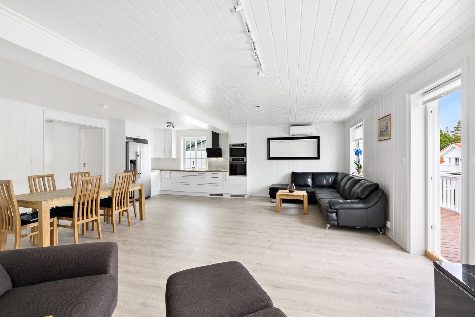 Fra stuen er det utgang til en veranda som er koblet sammen med takterrasse over garasjen. Galleribilde