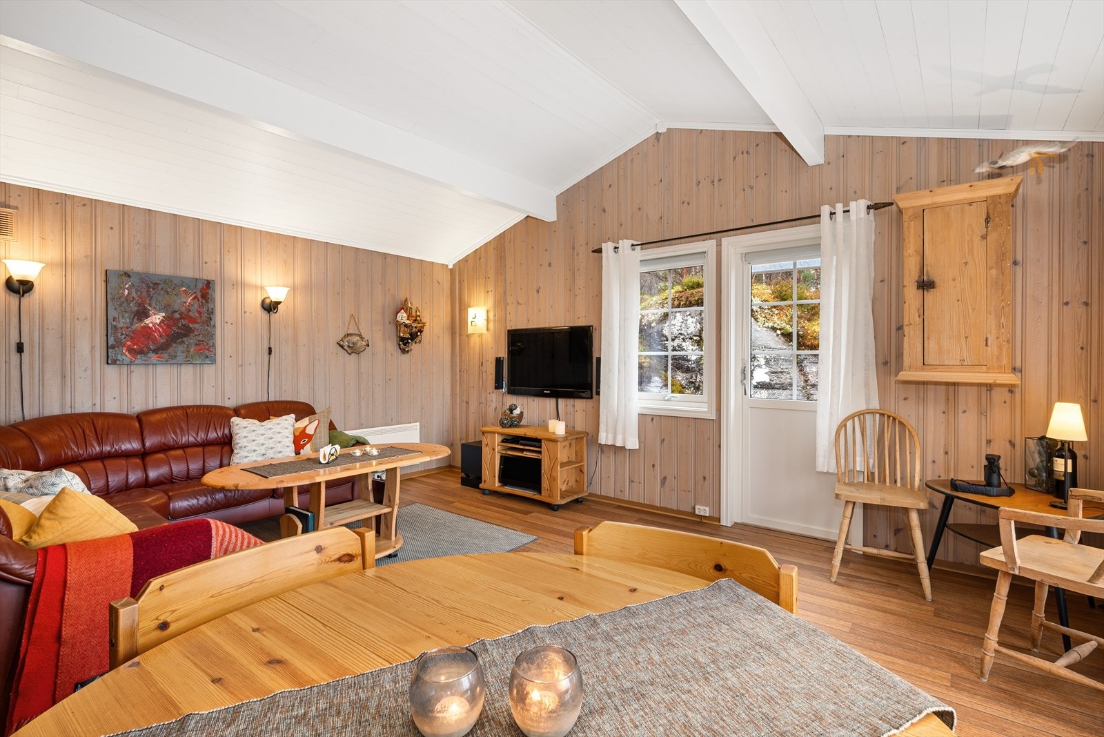 Fra stua er det utgang til terrassen og uteområdet. Galleribilde