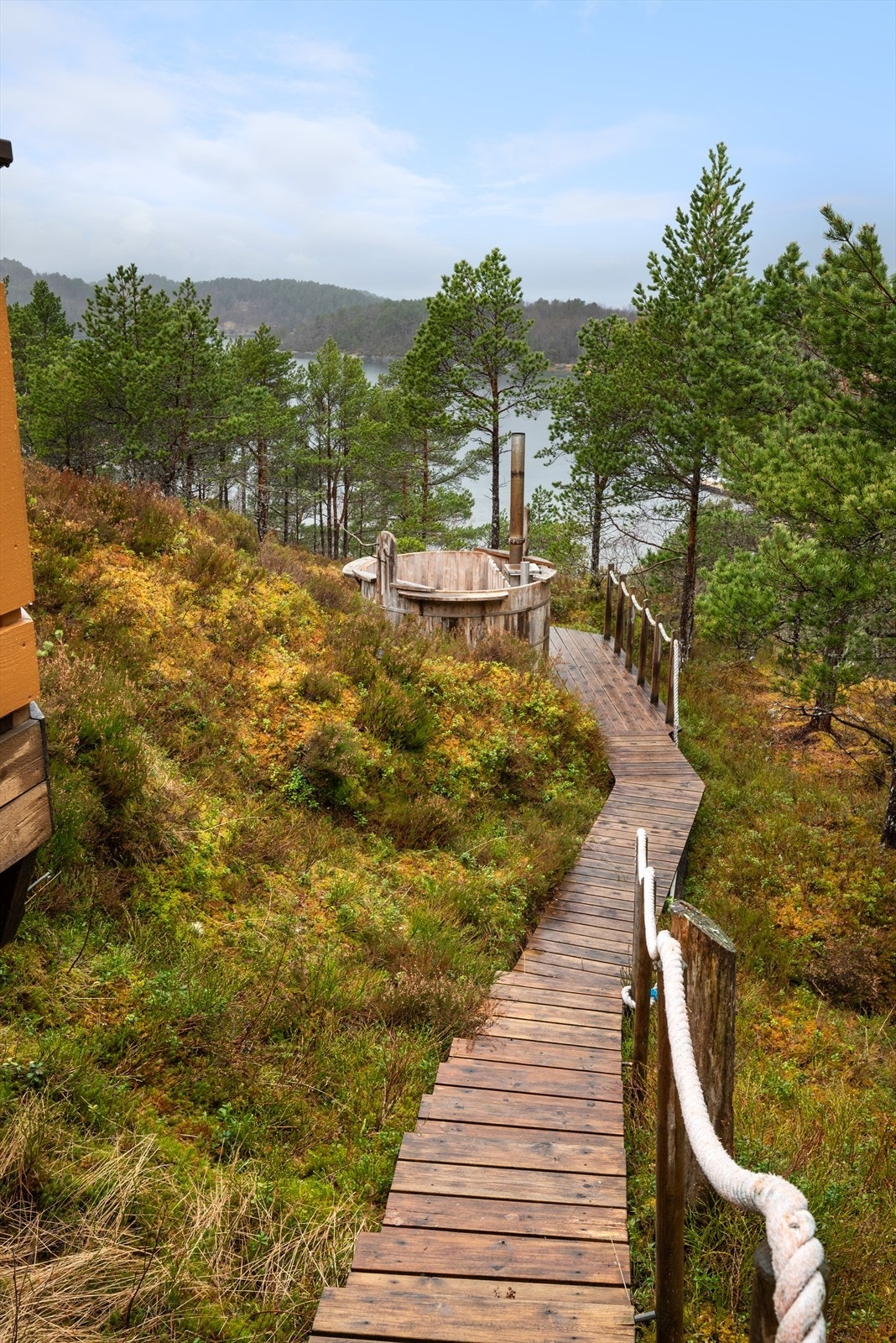 Fra terrassen er det bygget sti ned til en vedfyrt badestamp. Galleribilde